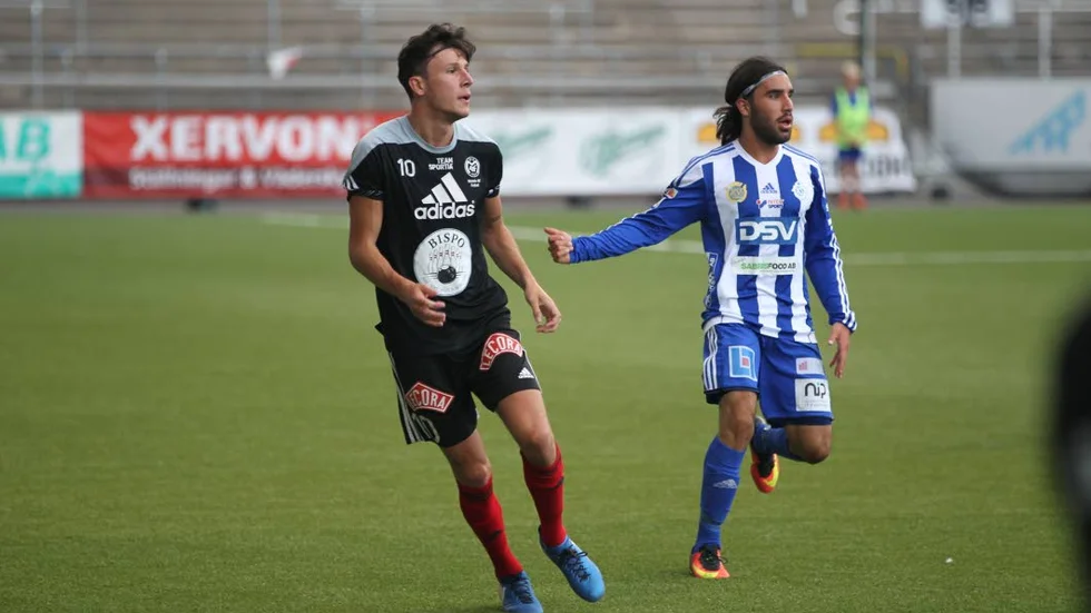 Renato Rako i Motala bjöd på fotbollskonster. Gaby Chabo hack i häl.