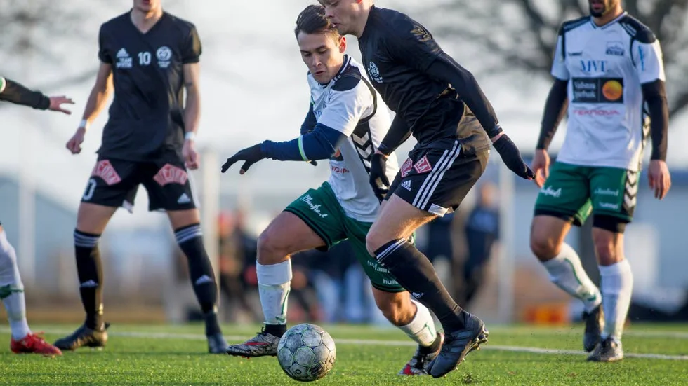Målskytt. Arvid Falk-Lindgren gjorde ett av målen när Motala AIF vann med 13–2 mot Vadstena GIF. På tisdag väntar nu ny cupmatch med Motala AIF.