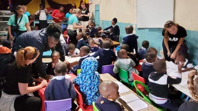 Det kan vara 70 elever i samma klassrum i den kommunala skolan.
