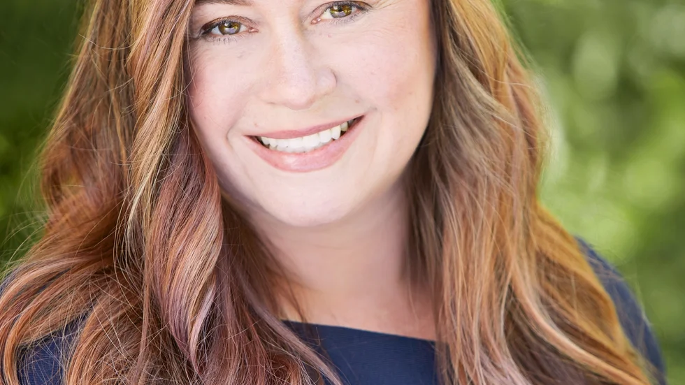 Shelby Van Pelt är en amerikansk författare bosatt i Chicago. Debuten "Sällsynt kloka varelser" har blivit en internationell succé.