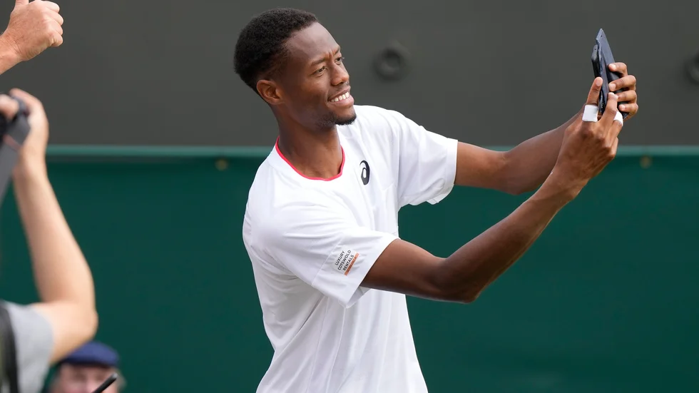 Christopher Eubanks firar segern med en selfie.