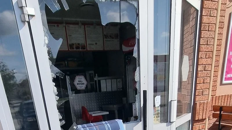 Inbrottet skedde natten mellan onsdag och torsdag. Gärningspersonen eller gärningspersonerna fick med sig en bilnyckel, pengar ur kassan och lite läsk. "Det känns jättetråkigt", uppger David Koc som driver pizzerian. 