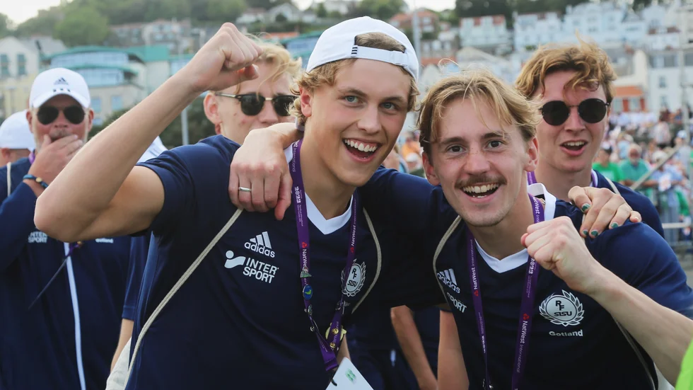 Elias Lyth går idag in i sin paradgren 200 meter bröstsim, förhoppningarna om medalj är stora. Även Mats Rehn simmar i distanserna 100 meter ryggsim och 50 meter frisim.