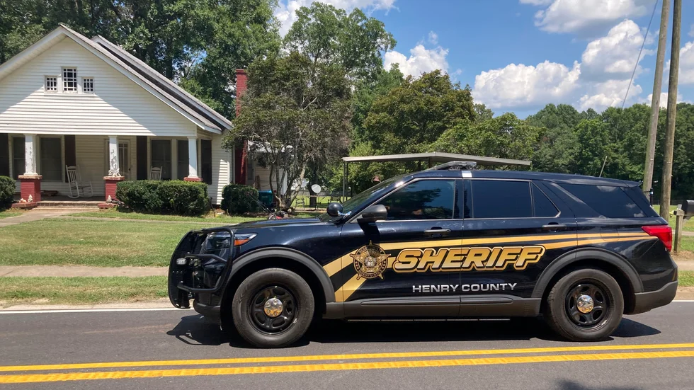 En bil från sheriffmyndigheten i Henry County på plats i Hampton, Georgia, där en man jagats misstänkt för fyra mord.