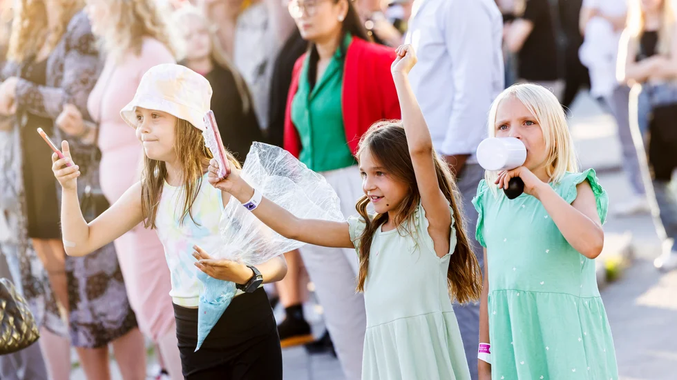 Elov & Beny putte i parken festival sommar luleå artist uppträdande framträdande barn publik