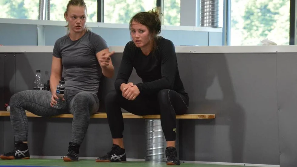 Andningspaus. Moa Nygren och Johanna Mattsson tar igen sig efter en tuff övning under brottningspasset.
