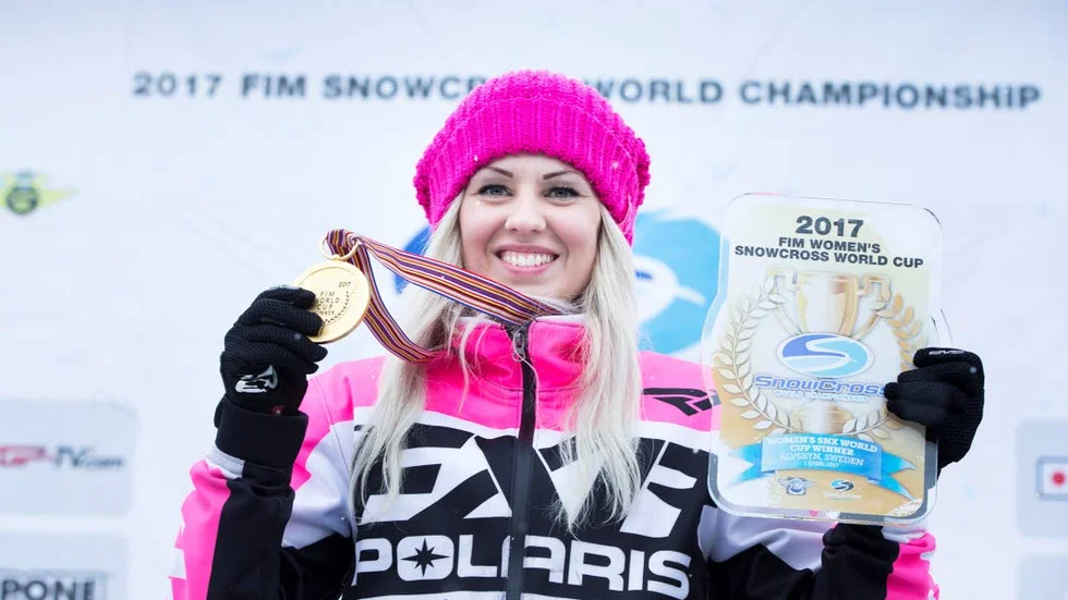 Världsmästare. Elina Öhman med World Cup-medaljen runt halsen i april.