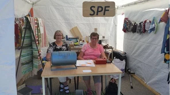 Inger Jönsson och Kristina Isaksson sitter i lottförsäljningen