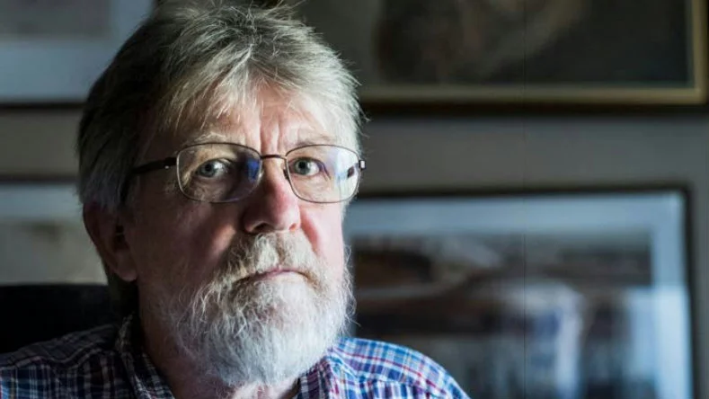 ”Kombinationen av essä och dramadokumentär är otroligt tilltalande och intressant”, skriver  Maria Vedin om Bengt Pohjanens roman ”Gränsgångare -68”.