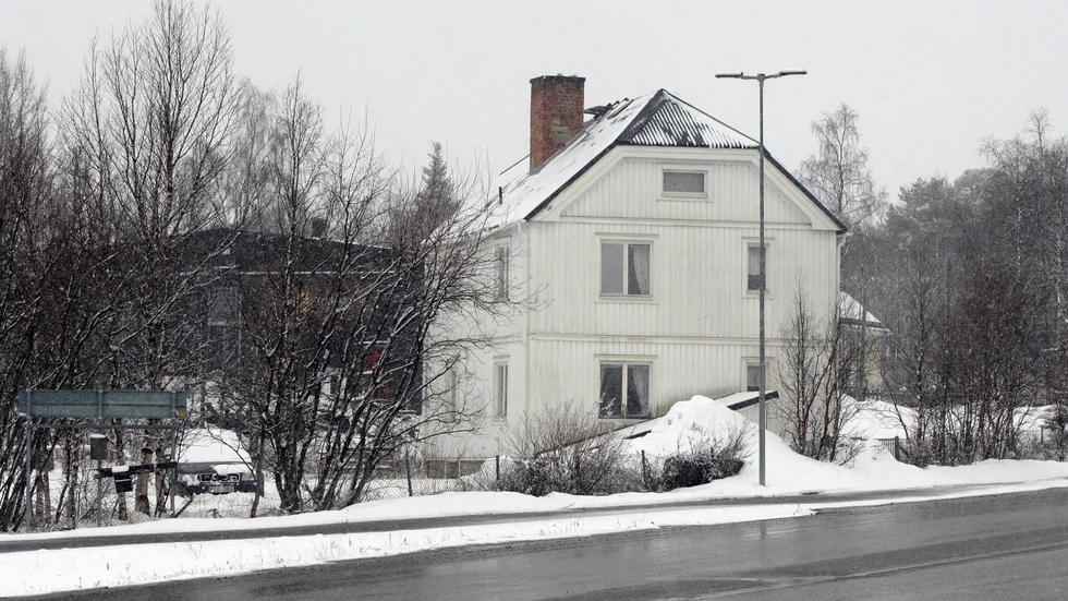 Den här villan med tomt på nära 10 000 kvadratmeter såldes i slutet av mars för 12 miljoner kronor.