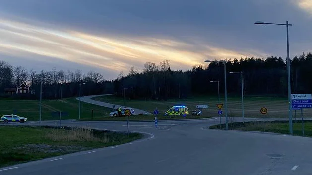 Bilen körde av vägen i rondellen.