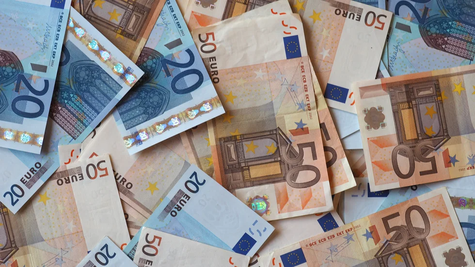 Ett svenskt medlemskap i euron skulle gynna både Sverige och europasamarbetet och ytterligare stärka EU:s inflytande i världen, skriver debattskribenterna. 