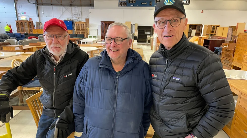 En trio förväntansfulla Lionsmedlemmar inför lördagens loppisöppning. Från vänster Staffan Bergström, Leif Lidman och Jan-Eric Sandberg.