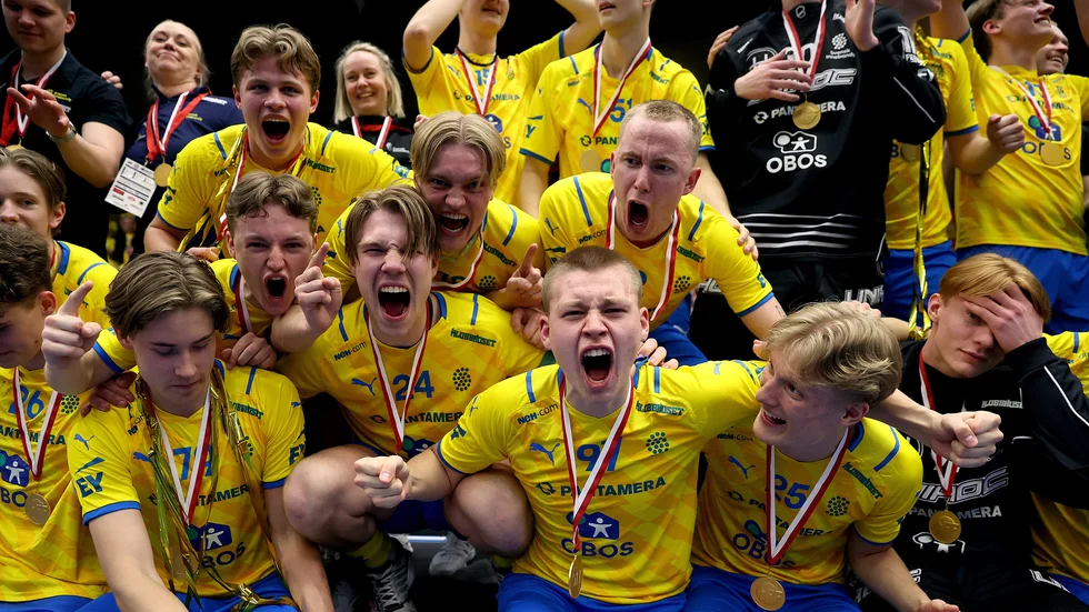 Jubel i U19-laget efter att ha vunnit VM-guldet. Det första på tio år i den här åldersklassen.