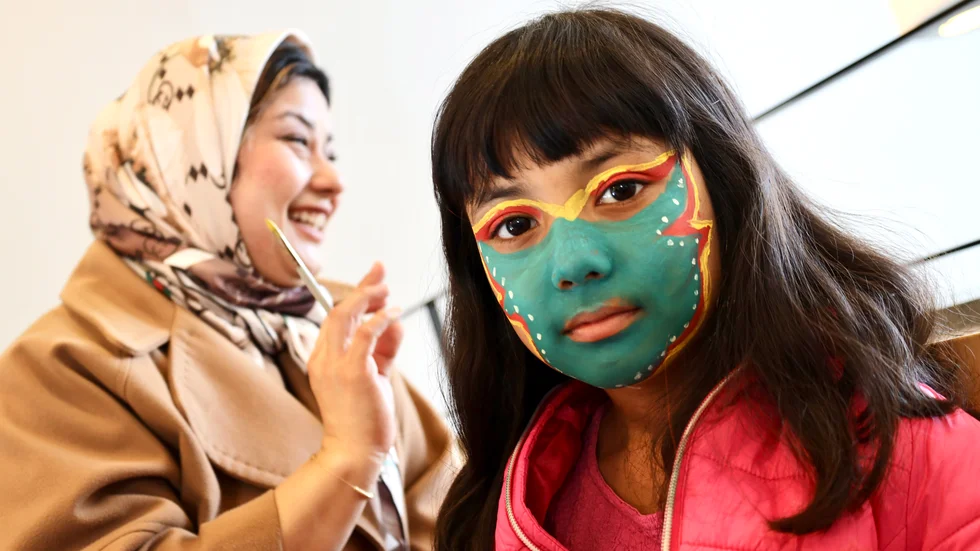 Elisa Norozi, 8 år, provade på ansiktmålning under Barnkulturdagen, tillsammans med mamma Leila Mohseni.