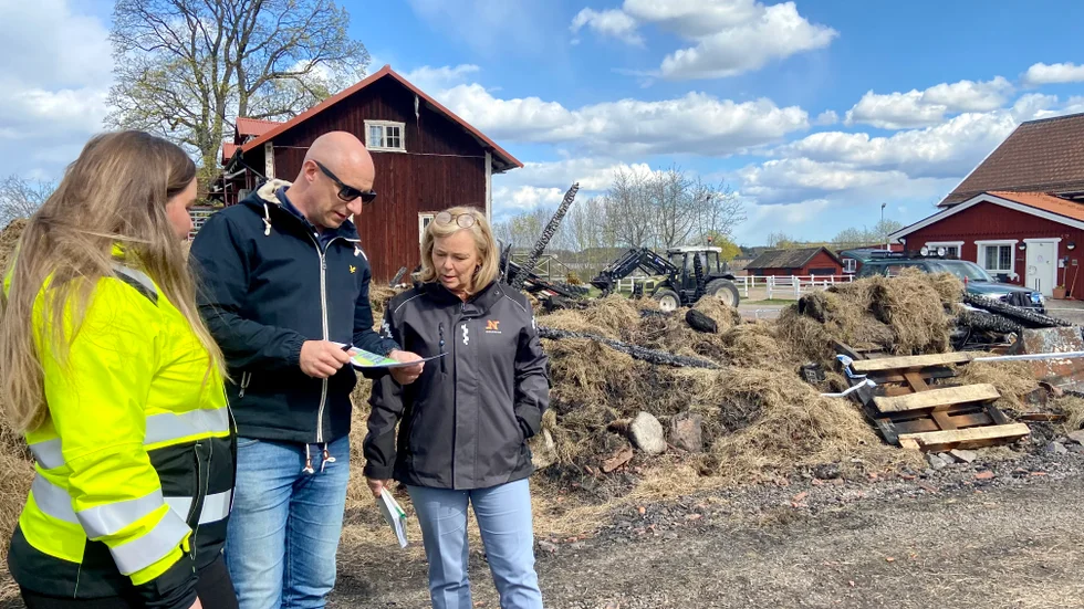 Josefine Saina, gruppledare på samhällsbyggnadskontoret, Erik Henriksson, gruppledare på kultur och fritid och Mia Andersson, handläggare på kultur och fritid var på plats på Hageby ridklubb för att se hur kommunen kan hjälpa den branddrabbade föreningen.
