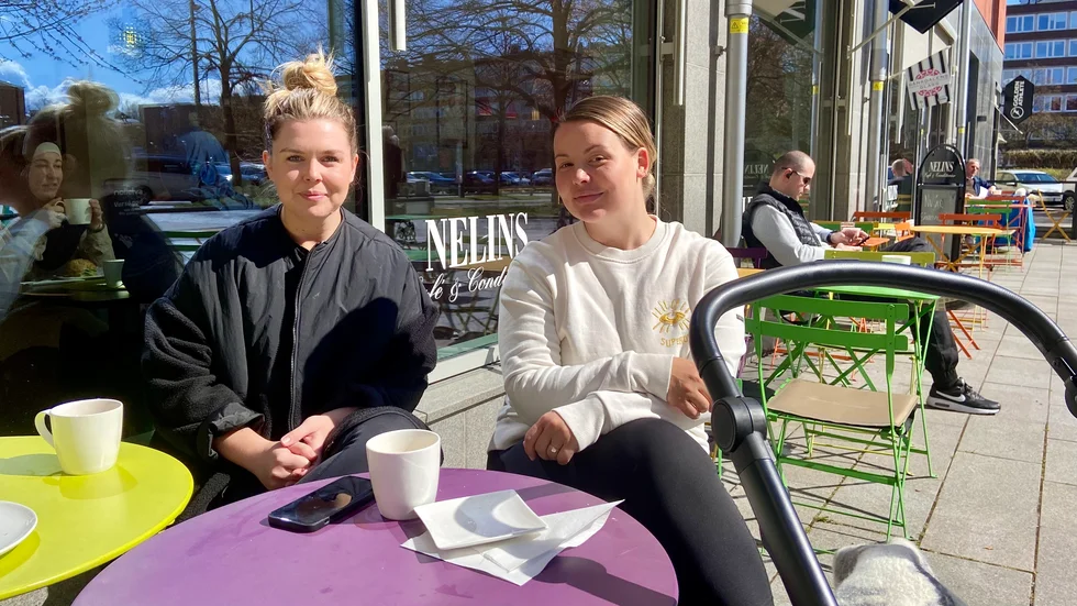 Matilda Wall och Anna Eriksson är flitiga emojianvändare. "Det bjuder in till en lättsammare konversation. Utan emojis blir det lite stelare", säger de.