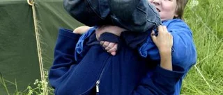Glada  scouter trots regn och rusk