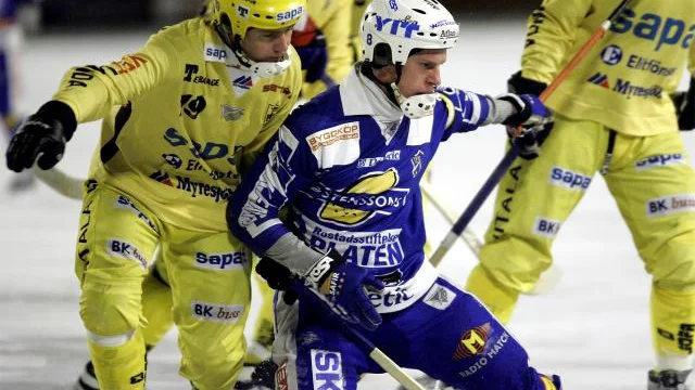 Matchen mellan IFK Motala och Vetlanda var tät och tuff. Här trycks lagkaptenen Lasse Bryngelsson ner av Vetlandaförsvaret. Bild: ÅKE KARLSSON