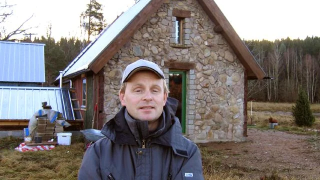 Hela huset värms i dag upp genom att Mårten Ängmo eldar med ved i den här kaminen. Genom sinnrika anordningar sprids värmen sedan i byggnaden.
BILD: SVANTE STRÖMBERG