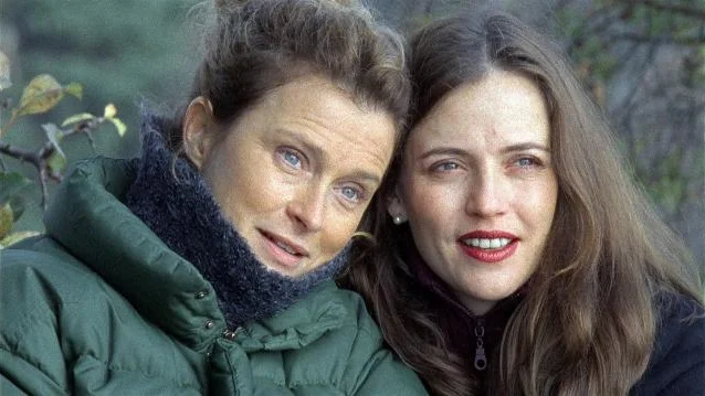 Lena Endre och Amanda Ooms försöker göra det bästa av manuset i "Harrys döttrar". BILD: SF