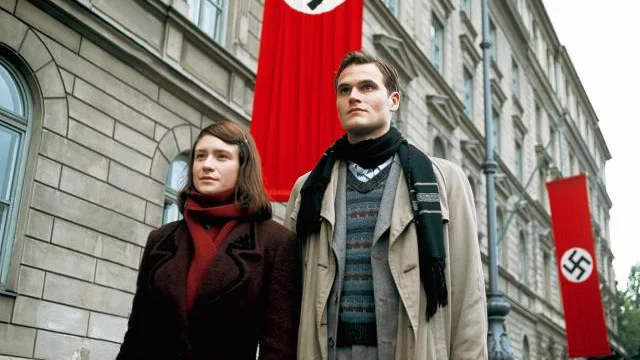 Julia Jentsch och Fabian Hinrichs spelar det idealistiska -- och nästan helgonlika -- syskonparet Scholl. Filmen baseras på vittnesmål samt tidigare  hemligstämplade minnesanteckningar från Gestapo. BILD: ATLANTIC FILM