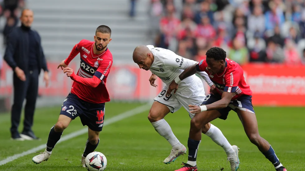 Montpelliers Wahbi Khazri, i vitt, bestraffas med böter efter att ha brutit mot bettingreglerna. Arkivbild.