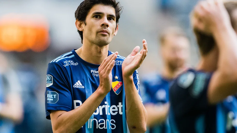 Jesper Nyholm stannar utomlands.