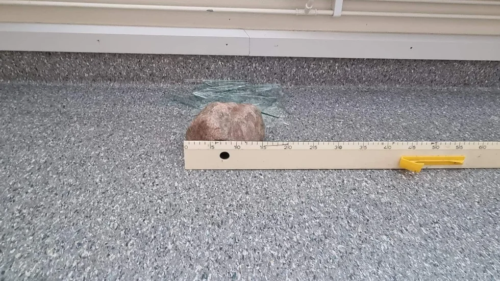 Mitt i natten kastades in en sten in genom fönstret på Vallonskolan där ungdomar som deltog i Roslagscupen låg och sov.