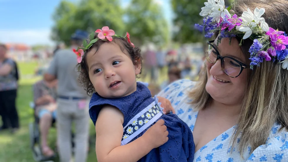 Bella Skagerström, 1 år, och familjevännen Anna Isabell Dominguez tittar på när folk dansar små grodorna.