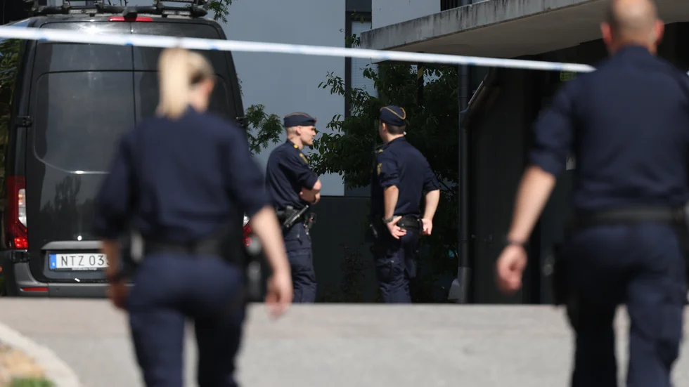 Polisen har upprättat avspärrningar och inlett en förundersökning om allmänfarlig ödeläggelse efter en detonation i centrala Vällingby.