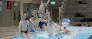 Stora hoppet och doppet i nya simhallen: "Coolt ha i Linköping"