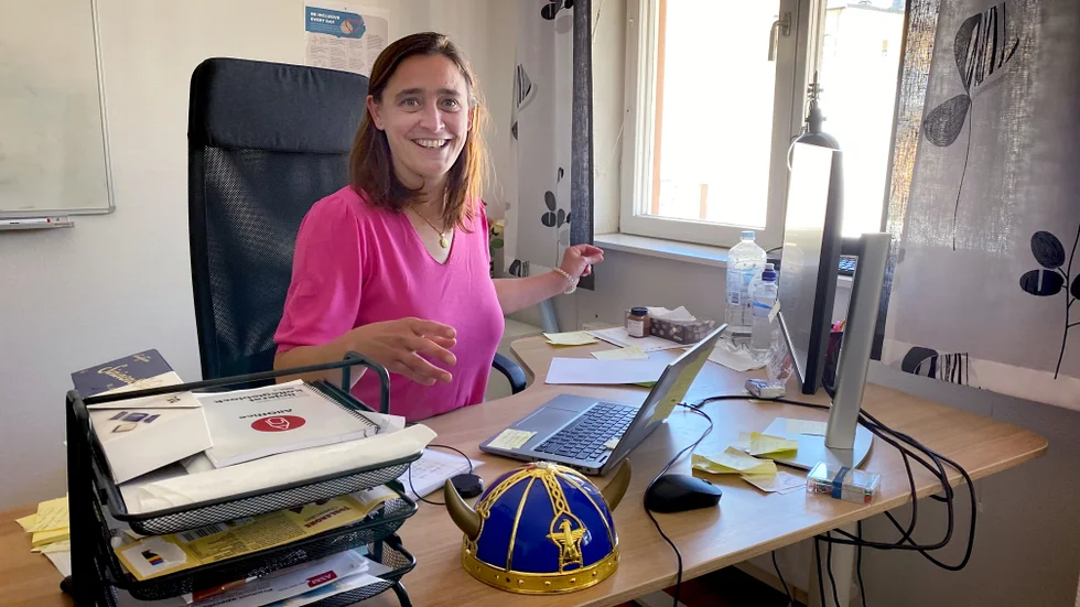 Aurélie Hristov blir lite stressad av att bli fotograferad vid sitt skrivbord. "Det är ju så stökigt", säger hon och plockar undan lite. Dock inte vikingahjälmen i plast som hon fick i välkomstpresent.
