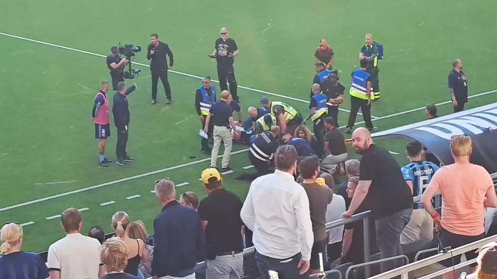 Jonas Dahlqvist och Djurgårdens Victor Edvardsen var nära ingripandet.