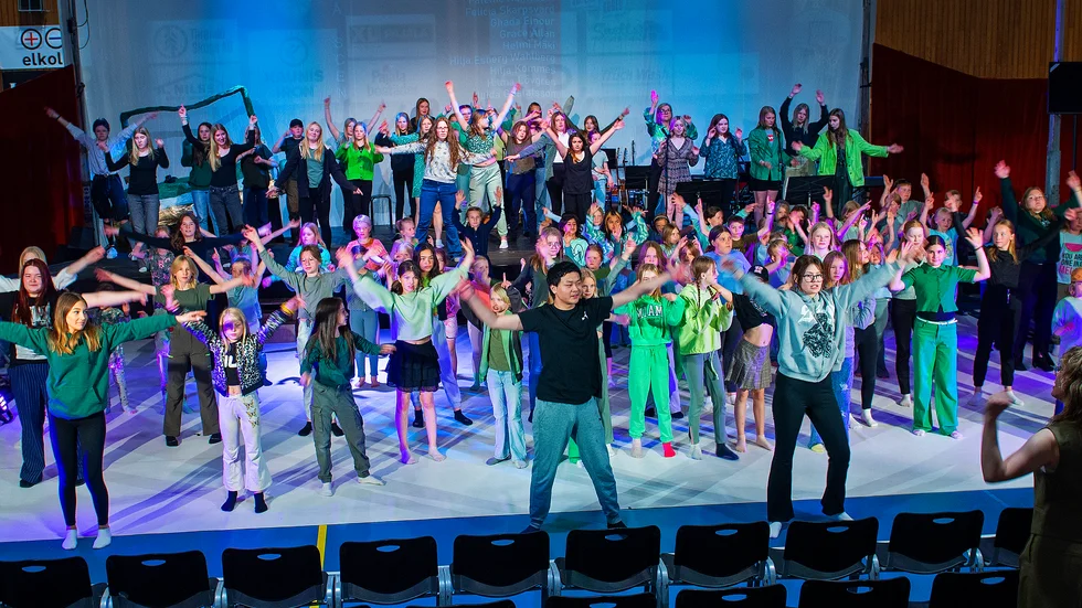 Under den fartfyllda teater-, dans- och musikföreställningen bjuds publiken på Kulturskolans hisnande 50-åriga resa. 