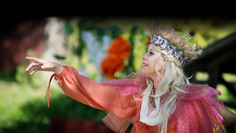 Linda Vincent som älvdrottningen Titania i nypremiären av pjäsen ”En midsommarnattsdröm” på Hägnan.