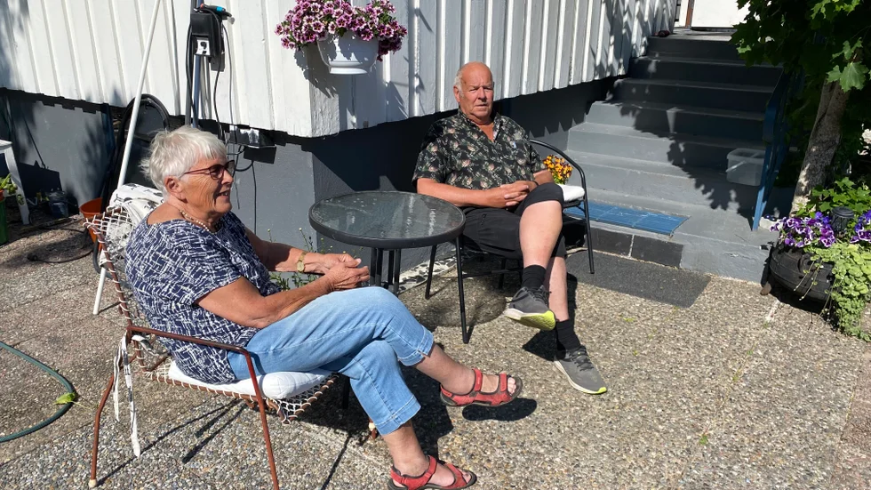 Eva och Owe Jansson har inga planer på att flytta bara för att Ostlänkens tåg kommer swisha förbi 200 meter från huset. 