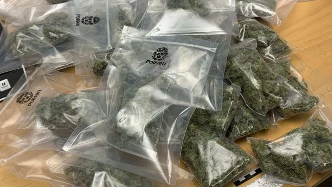 Beslag som polisen gjorde vid husrannsakan i Motala.