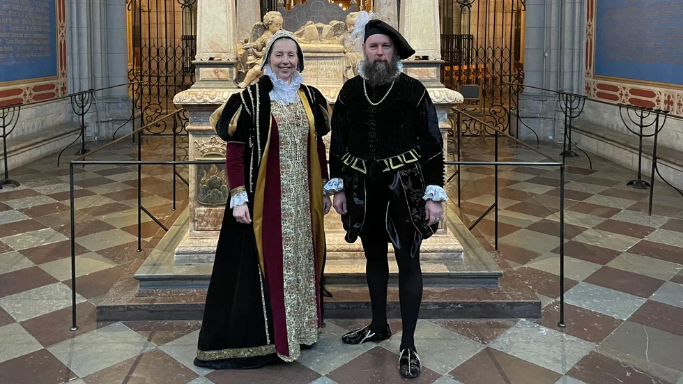 Fredrica Lange och Bengt Trolin gör guidningar i Uppsala domkyrka där de föreställer Margareta Leijonhufvud och Gustav Vasa. 