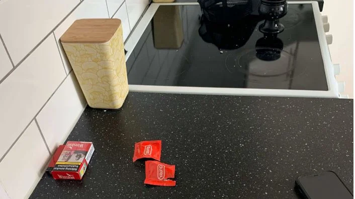 När polisen söker igenom bostaden finns öppnade kondomförpackningar på köksbänken.