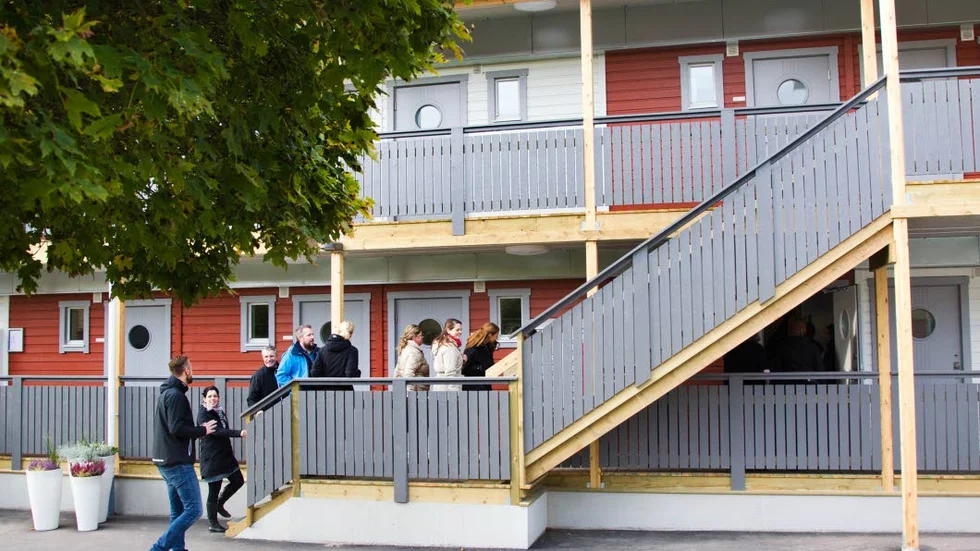 TIllbyggt. Husen stod tidigare i fyra våningar, i Linköping är det två som gäller. Dessutom har man fixat till fasaden och byggt nya loftgångar.