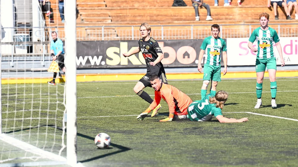 Elton Hedström var stekhet under lördagen. FF:s 19-åriga stora talang gjorde tre mål när FF vann hemma mot Älgarna med 5–0.