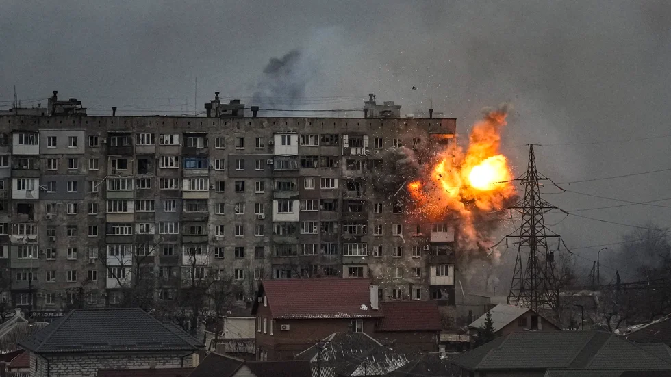 Tre AP-journalister som rapporterade från den belägrade ukrainska staden Mariupol förra året prisas med en Pulitzer. Bilden visar hur en rysk stridsvagn som beskjuter ett bostadshus i staden den 11 mars.