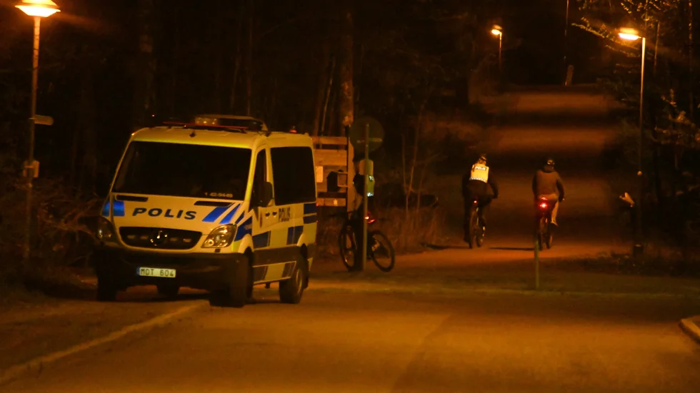 Polisen sökte efter den misstänkte rånaren på T1 och i Vallaskogen. 