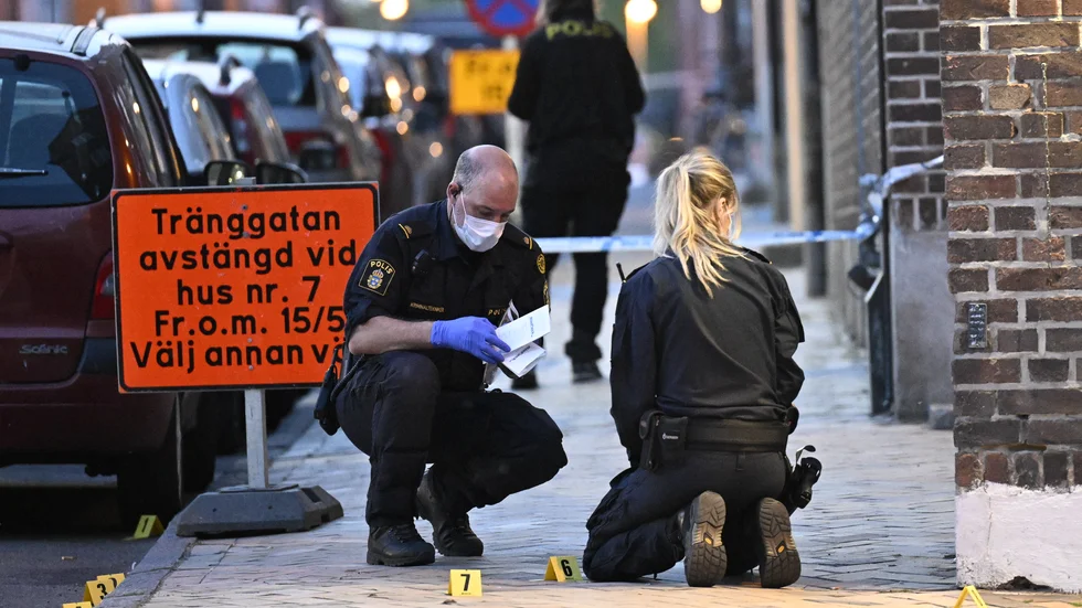 Tekniker undersöker platsen där en ung man sköts till döds i Landskrona.