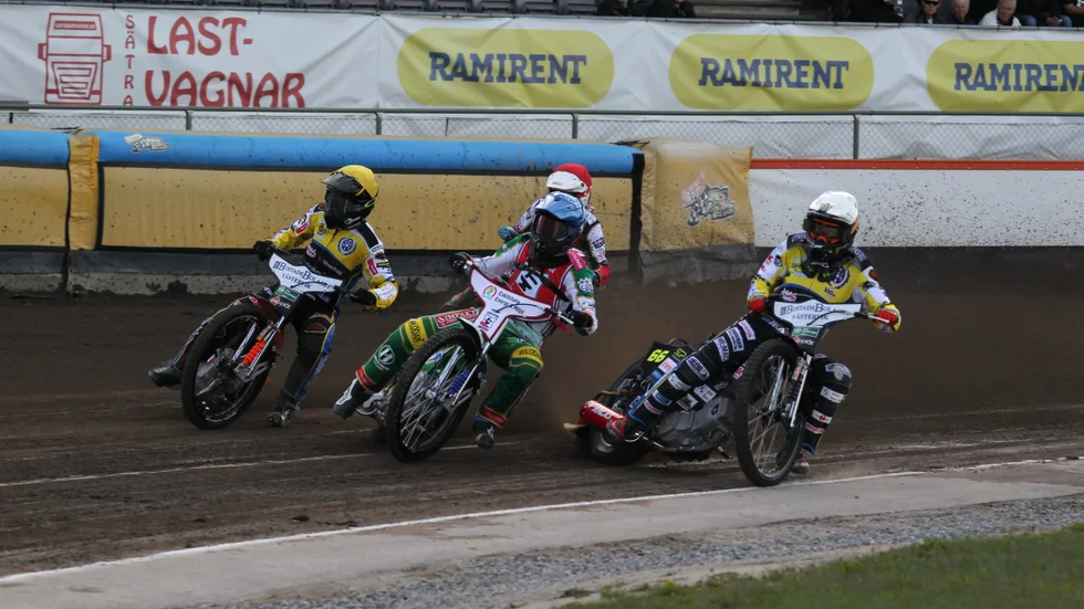 Fredrik Lindgren, vit huva, och Jacob Thorssell, gul huva, från det fjärde heatet som slutade 4-2 till Västervik.