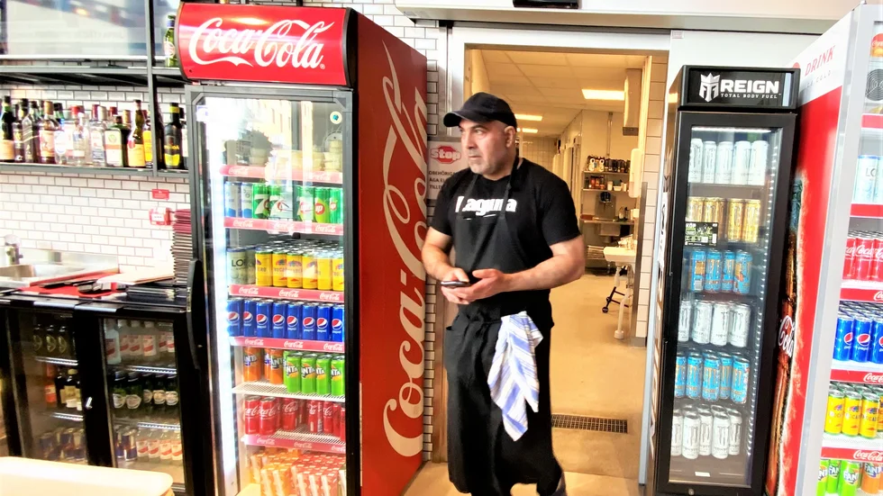 Ingen köksdörr mellan köket och restaurangen finns ännu efter åtta månaders verksamhet. Innan ventilationen i köket fixades så kom det ut besvärande stekos i matsalsdelen. 