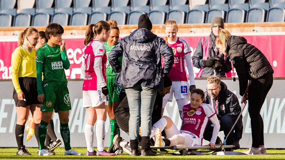 Helén Eke förstod direkt att skadan var allvarlig efter att hon hade hört hur knäet "knäppt" till.