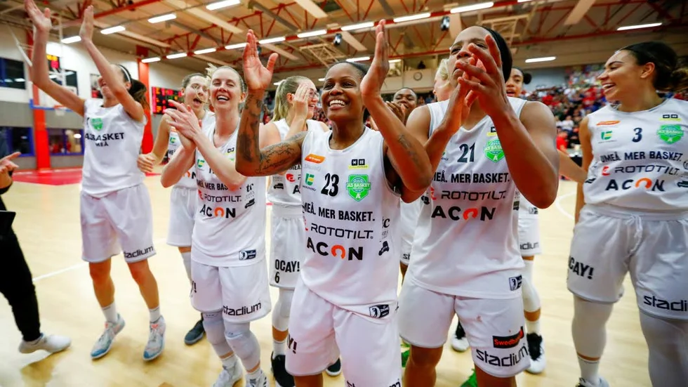 GÖTEBORG 20190501
Umeåspelarna jublar efter segern i onsdagens final 4 i bäst av 5 i damernas SM-slutspel i basket mellan Högsbo Basket och A3 Basket Umeå i Gothia Arena.
Foto: Thomas Johansson/ TT / kod 9200