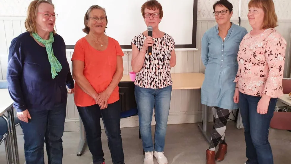 Ledarna Carina,  Britta (vattengympa), Ann-Britt och Anita avtackades med en blomstercheck av ordförande Seija Björk.  Även Seija fick en ros av styrelsen.